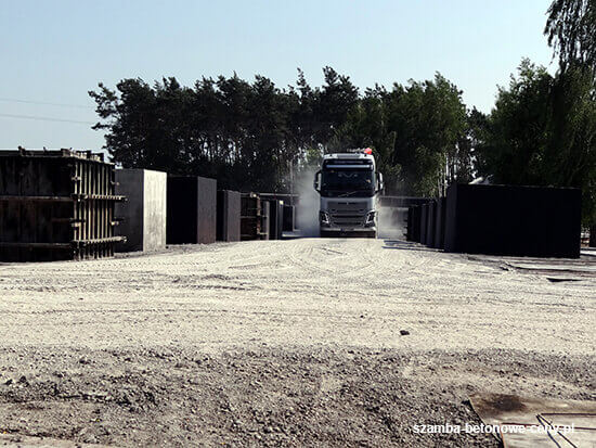 Szamba betonowe Brzeg Dolny - załadunek zbiornika na transport